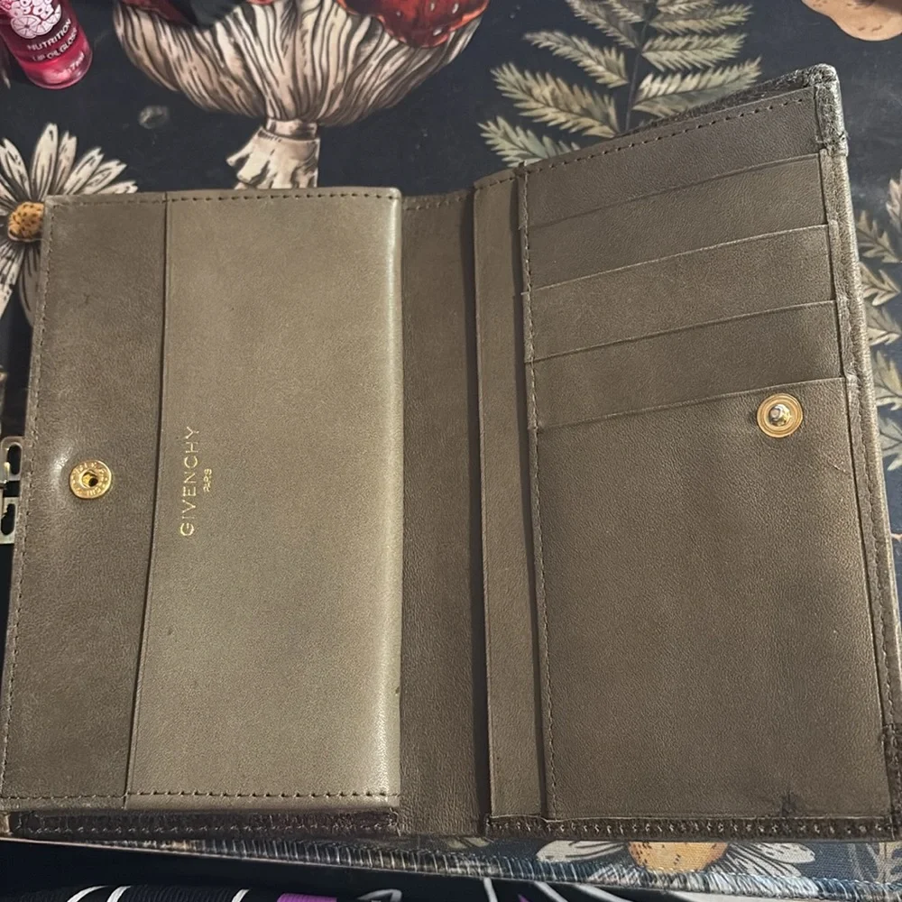 Givenchy - Picture 4 of 7